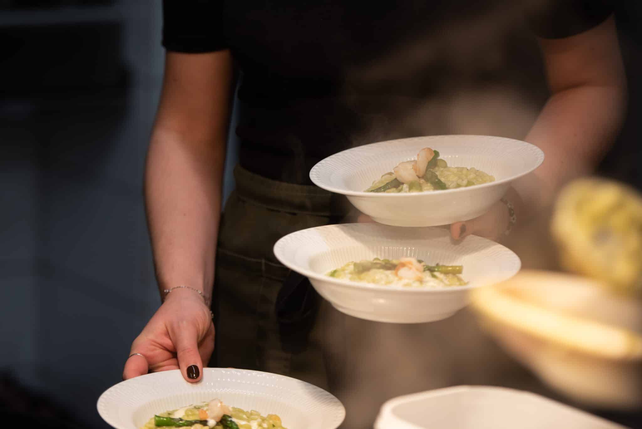 Har du erfaring som tjener? Så er det måske dig vi leder efter.